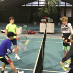 Kinder in der Tennishalle